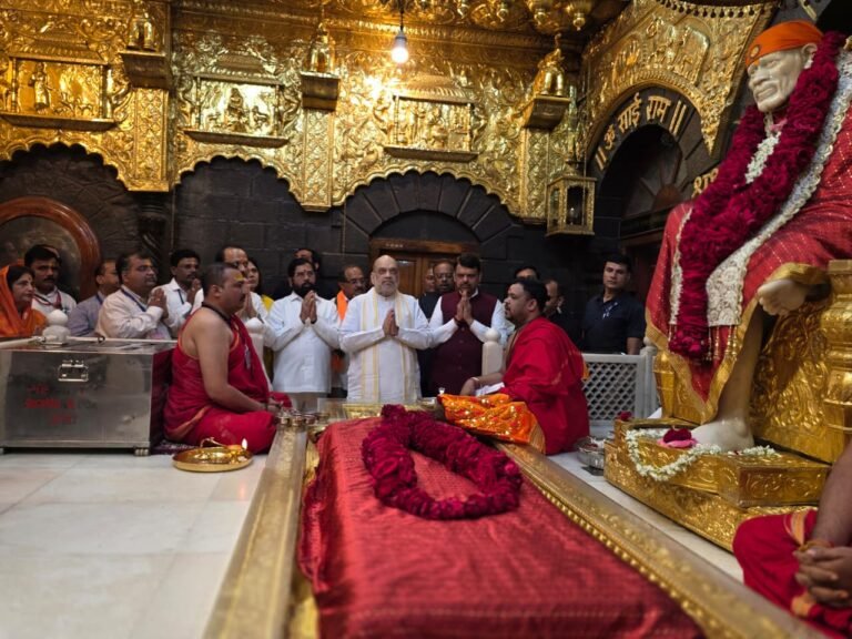 केंद्रीय गृहमंत्री अमित शाह यांनी घेतले श्री साईबाबा समाधीचे दर्शन 1 (1)